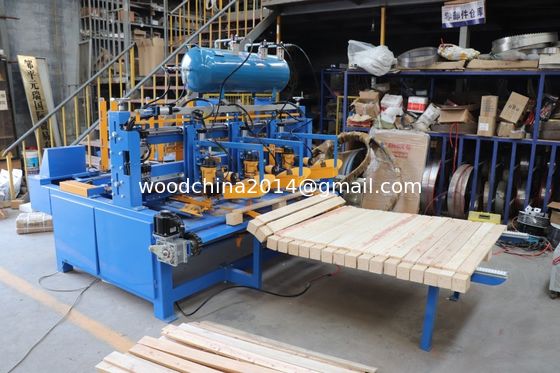 โวลเตชั่น 3 ขั้นตอน หรือตามความต้องการของลูกค้า อัตโนมัติ European Pallet Legs Nailing Machine