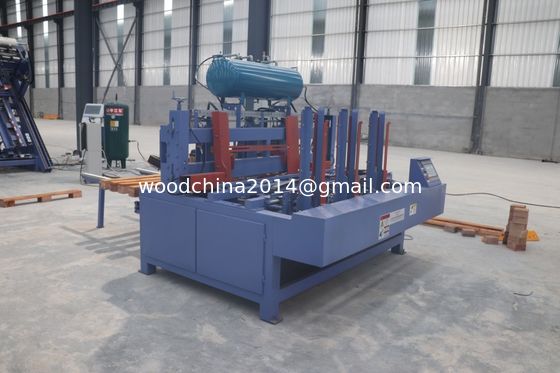เครื่องทําพอลเล็ตไม้ยูโร 4 เครื่องสตริงเกอร์ w / Stacker